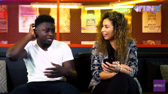 Ouassima kijkt in de telefoon van... Hansie!