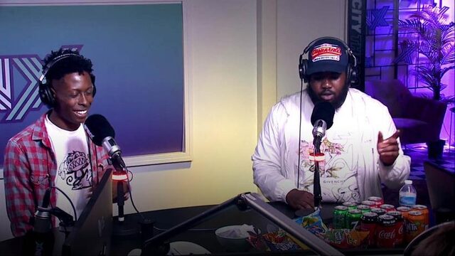 FMG gooit een freestyle tijdens sessie in de FunX-studio