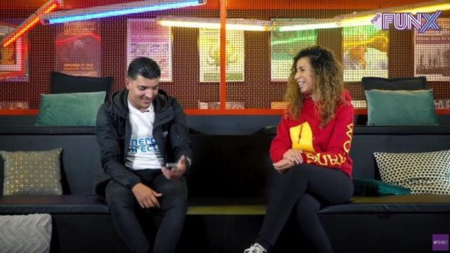 Ouassima kijkt in de telefoon van: Woenzelaar