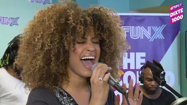 Sharon covert Drake met een kleine mash-up van 'Controlla' en 'One Dance'