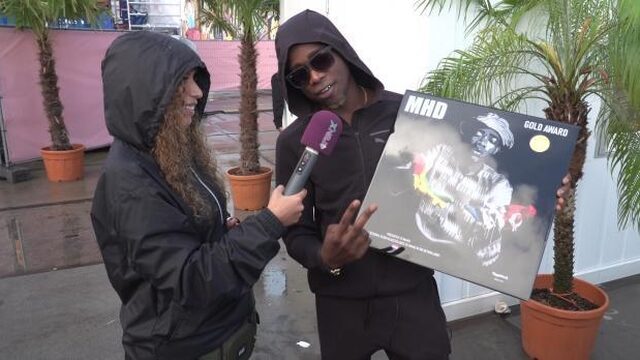 Ouassima zoekt sickste dansmoves op zeiknat Encore Festival