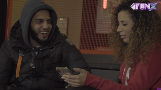 Ouassima kijkt in de telefoon van: Moeman