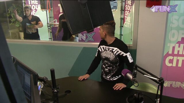 Prank: YousToub loopt boos weg tijdens interview met Armoo