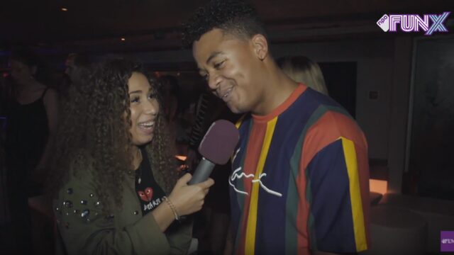 Ouassima speelt Ja/Nee-spel bij Bizzey's Bootfeest op ADE