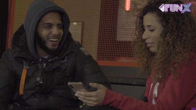 Ouassima kijkt in de telefoon van: Moeman