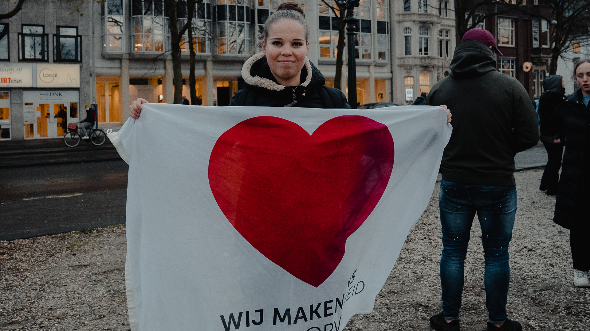 Lynn bij het protest tegen het coronatoegangsbewijs in het hoger onderwijs