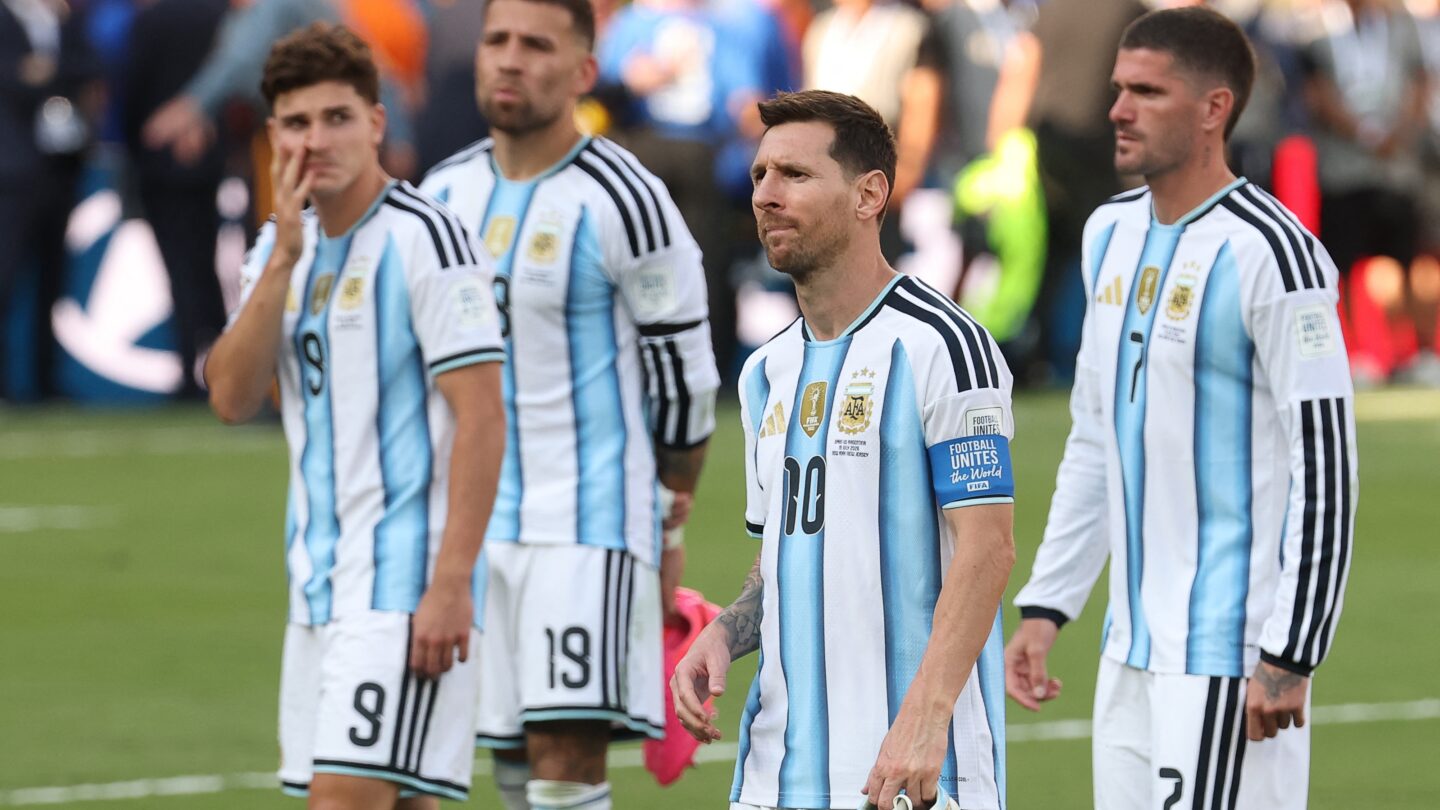 Van vechtpartijen tot omstreden spandoek: FIFA onderzoekt Argentijnse spelers na chaos in WK-finale