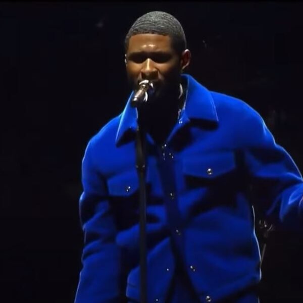 Usher haalt 1 aprilgrap uit met festivalpubliek: 'Laat je horen voor Beyoncé'