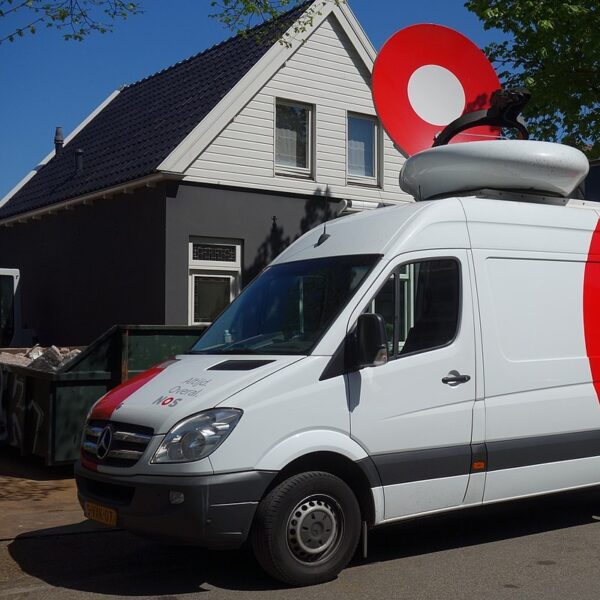 NOS verwijdert logo's van busjes na bedreigingen