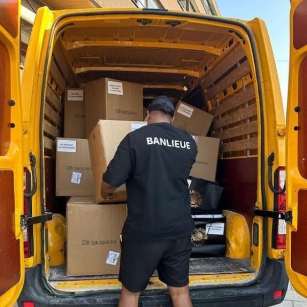 Kledingmerk Clan de Banlieue geeft schoolspullen weg aan jongeren