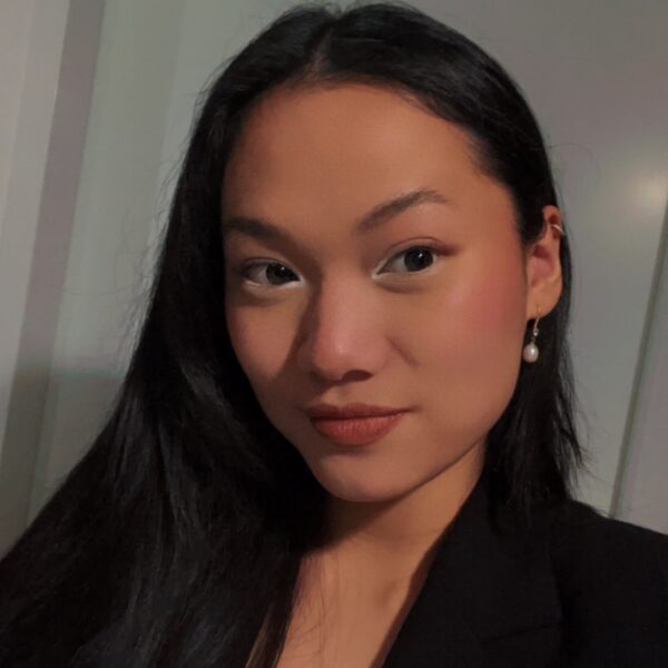 Kim (23) over haar adoptieproces: "Ik was al verkocht, voordat mijn moeder was bevallen"