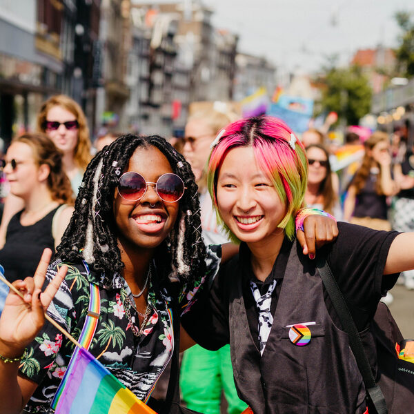 Jongeren protesteren tijdens Pride Walk: "Niemand is vrij tot iedereen vrij is"