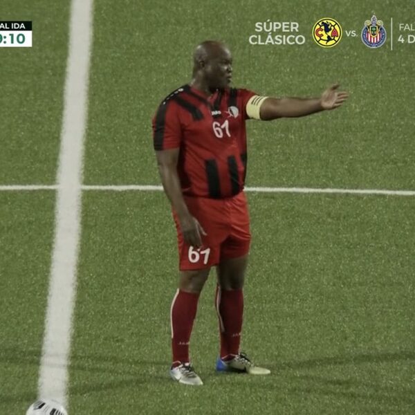 Surinaamse vicepresident (60) stelt zichzelf op in belangrijke voetbalwedstrijd