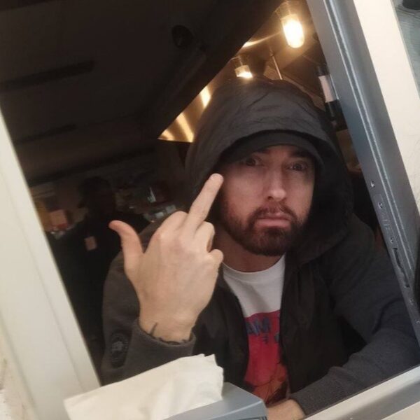 Eminem begroet fans met middelvinger tijdens opening van restaurant Mom's Spaghetti - FunX.nl
