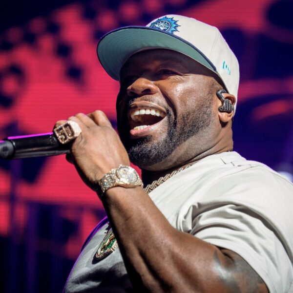 50 cent aangeklaagd voor het gooien van microfoon in het gezicht van fan