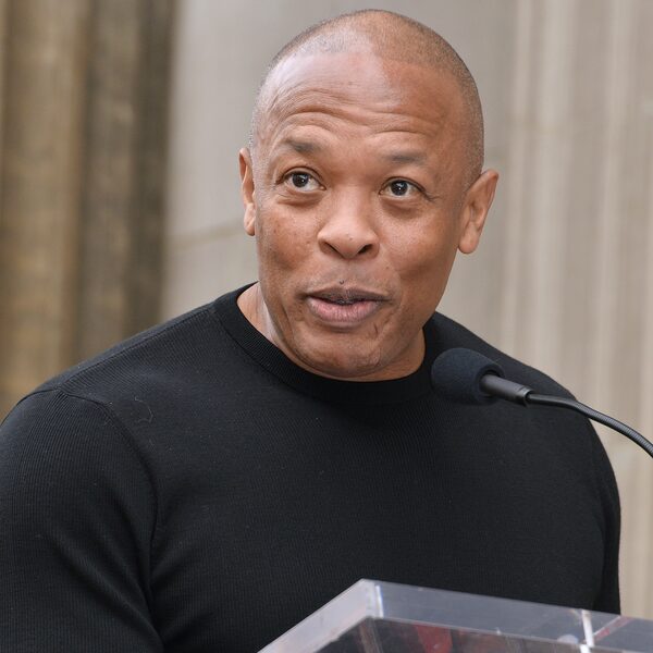 Dr. Dre ontvangt scheidingspapieren tijdens begrafenis van zijn oma