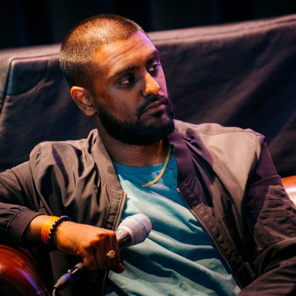 Dinesh (27) werkte op een witte werkvloer: "Ik moest een masker dragen"