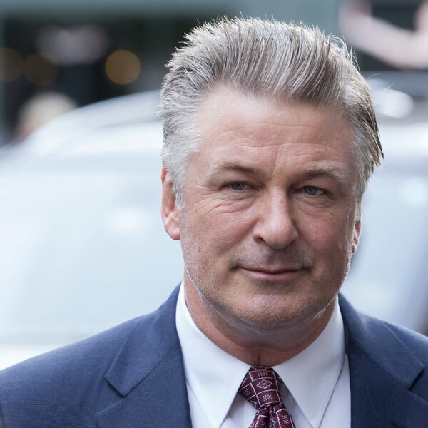 Alec Baldwin aangeklaagd door hoofd belichting van film 'Rust'