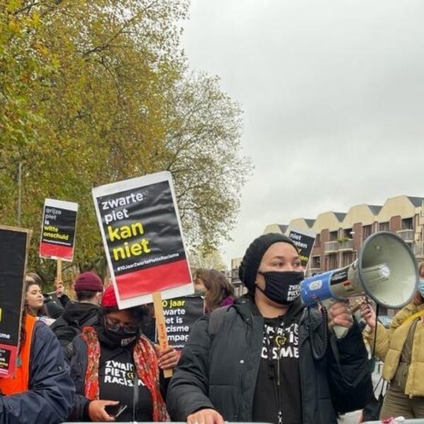 Kick Out Zwarte Piet voert actie tegen Grijze Piet in Breda