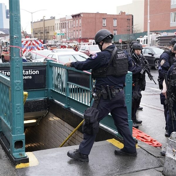 Politie New York zoekt 62-jarige man na aanslag in metro