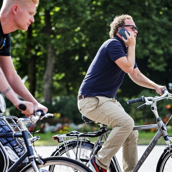 Politie deelt gemiddeld 850 boetes per week uit aan appende fietsers