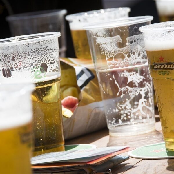 Je moet binnenkort extra betalen voor plastic verpakking bij afhaal drankje of maaltijd