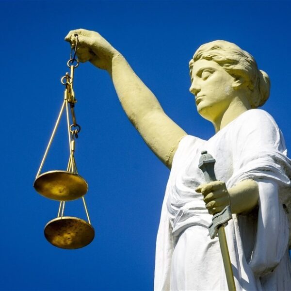 Man (26) die zeker 21 meisjes afperste met naaktbeelden krijgt drie jaar cel