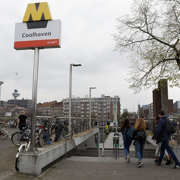 Man duwt vrouw op het spoor van metrostation in Rotterdam na heftige ruzie