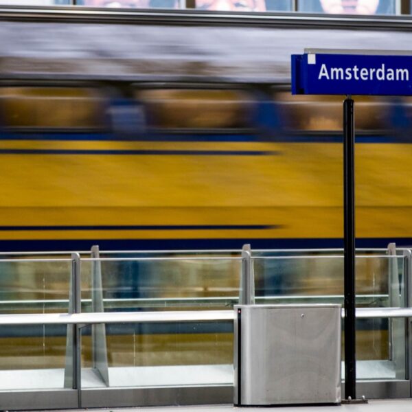 Groep jongeren duwt man op spoor bij vechtpartij Amsterdam Bijlmer Arena