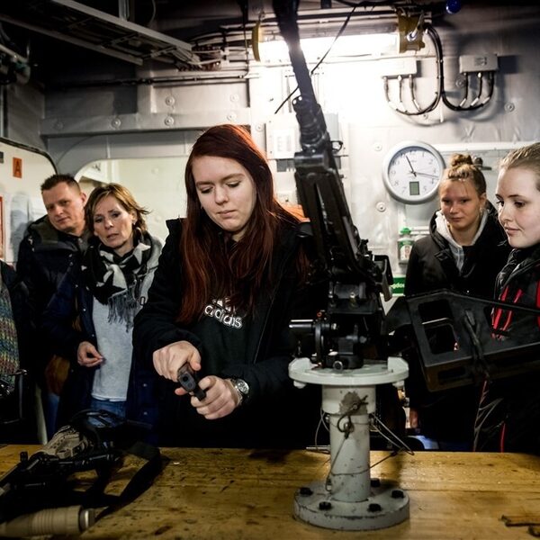 Dienstplichtbrief aan alle meisjes uit 2003, waaronder prinses Amalia