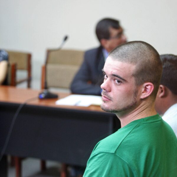 Tijdelijke uitlevering Joran van der Sloot aan VS onder zware beveiliging begonnen