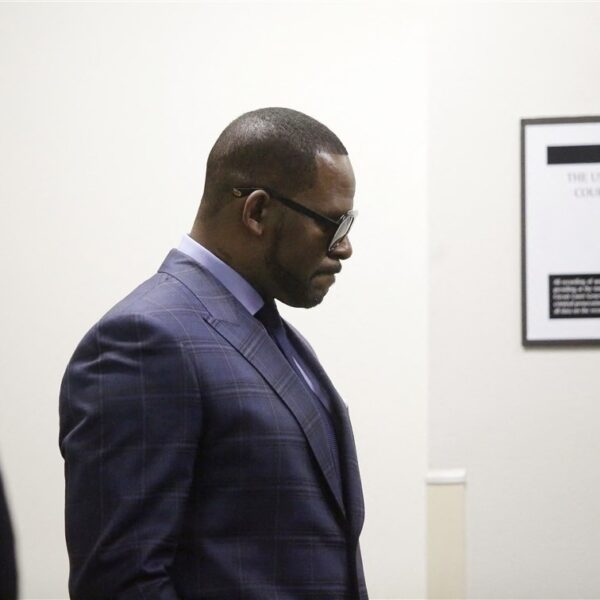 R. Kelly krijgt bovenop straf van 30 jaar één jaar cel opgelegd