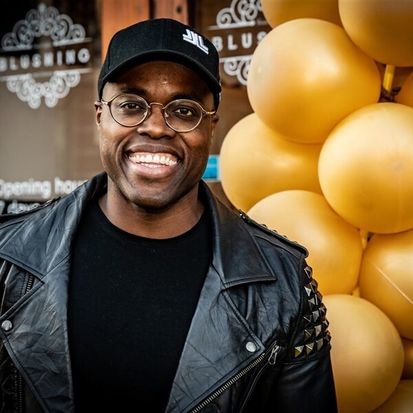 Zoontje Jandino speelt bevalling van moeder na: "Daarom kan ik je nergens meenemen"