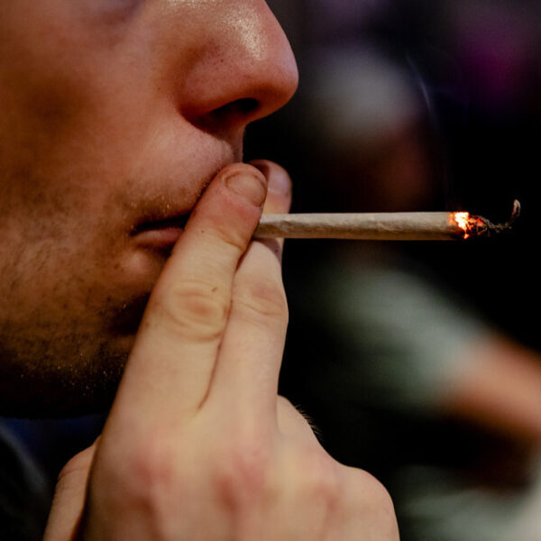 Directeur ontslagen zonder premie nadat hij met joint werd betrapt in online meeting