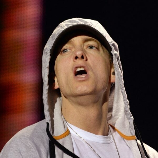 Eminem viert dat hij 16 jaar clean is na bijna fatale overdosis drugs
