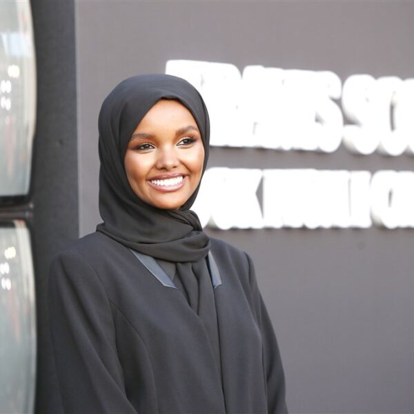 Halima Aden stapt uit de mode-industrie: "Ik ga mijn hijab beschermen als nooit tevoren"