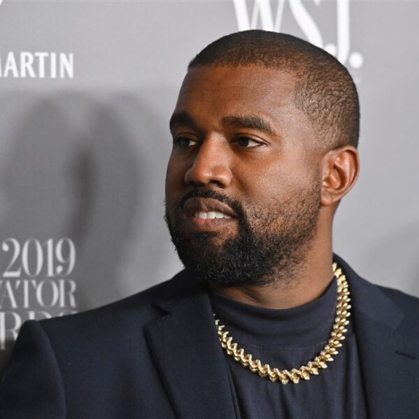 Kanye West in blote kont gespot tijdens boottocht met Bianca Censori