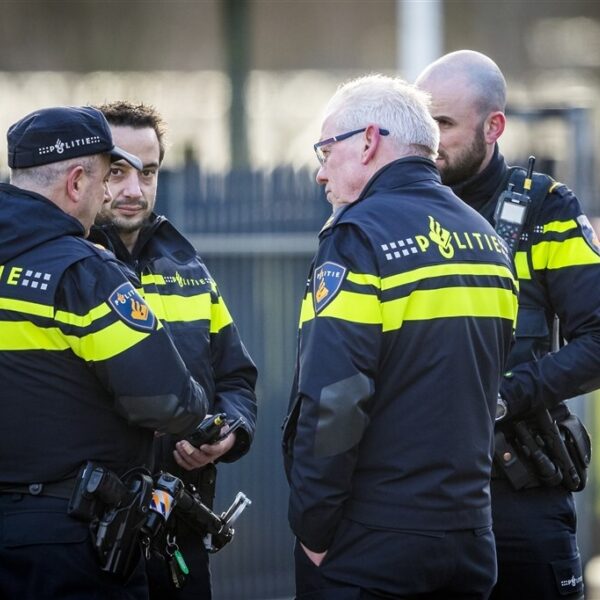 Vermoorde man in Hoorn ligt sinds oud en nieuw met mes in rug op tuintafel