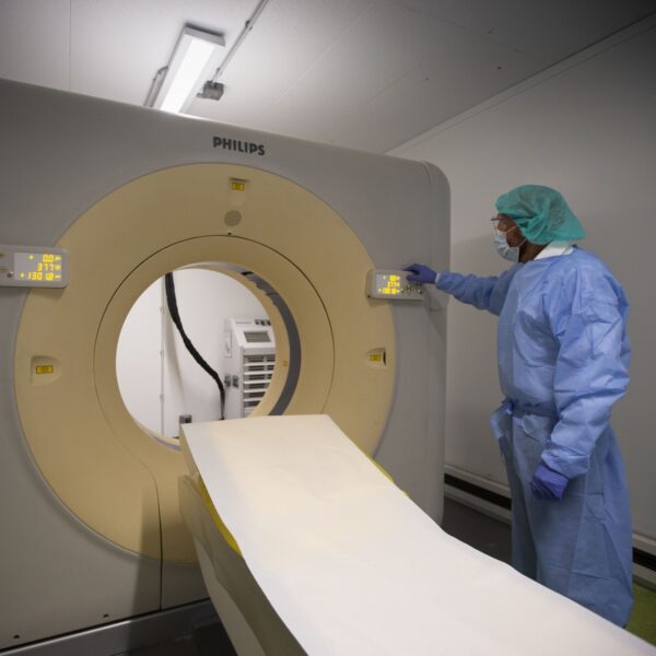 Man overleden nadat hij MRI-scan werd ingezogen door zijn ketting