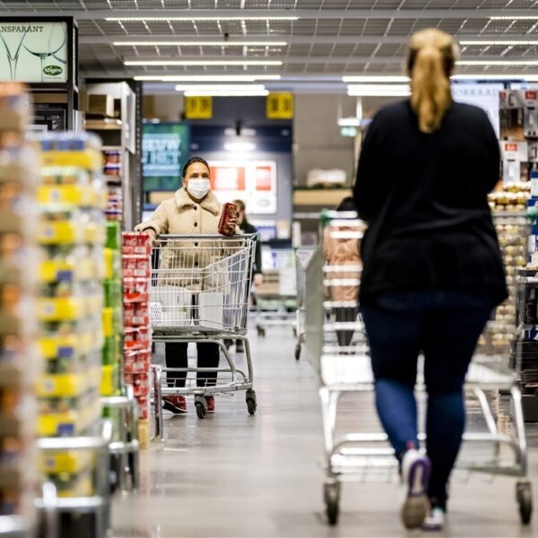 Ophef om vrouw die 7000 euro bijstand moet terugbetalen vanwege gratis boodschappen