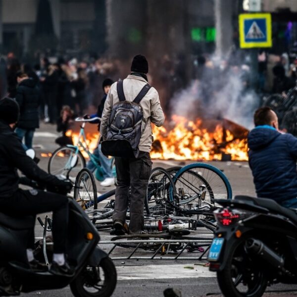 Voorman anti-islambeweging kondigt nieuwe actie aan: "Weer neem ik Korans mee"