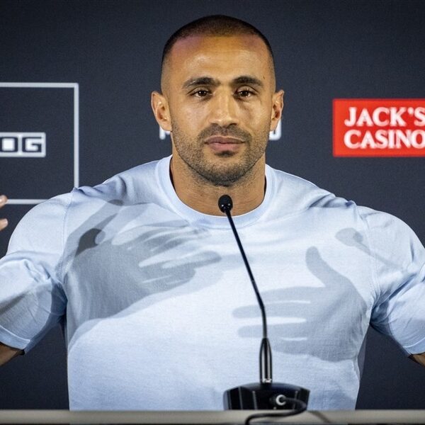 Badr Hari verlengt contract bij Glory en neemt het opnieuw op tegen Wrzosek