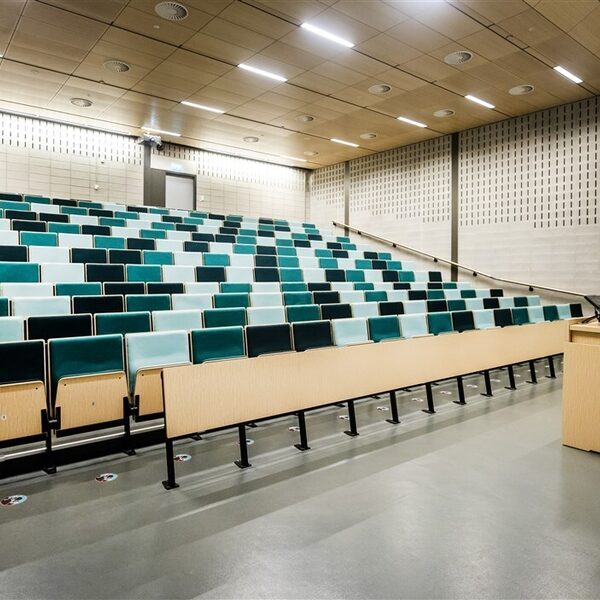 Student Ashwin (22) vindt dat hogescholen weer open moeten: "Je leert minder van online lessen"