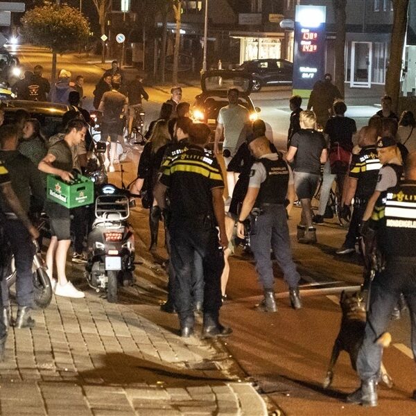 Politie grijpt in bij demonstratie tegen opvang Afghaanse vluchtelingen in Harskamp