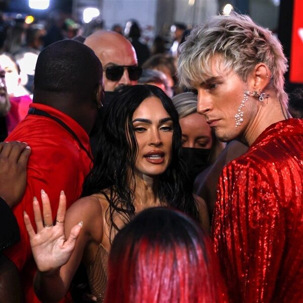 Conor McGregor bijna op de vuist met Machine Gun Kelly bij VMA's