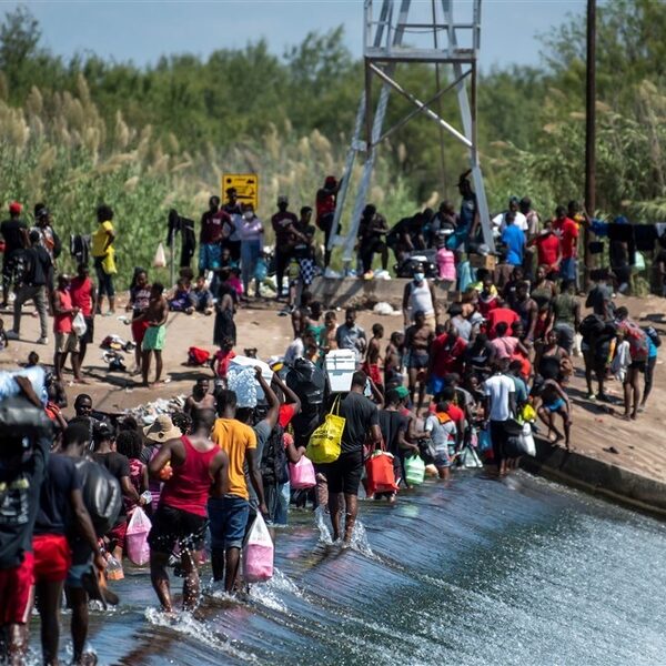 VS wil Haïtianen die leven onder Texaanse brug op deportatievluchten zetten