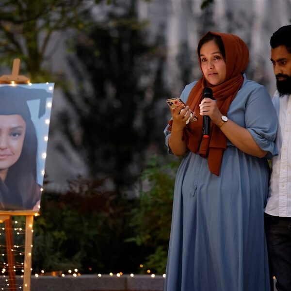 Honderden herdenken vermoorde basisschooldocent Sabina Nessa