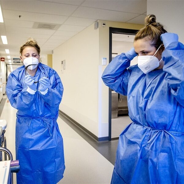 Ziekenhuizen vrezen overbelasting zorg en pleiten voor meer coronamaatregelen