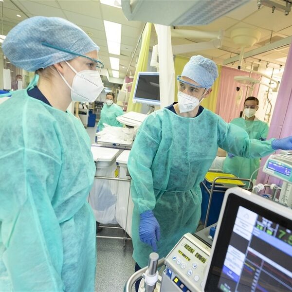 Voor het eerst ruim 110.000 coronabesmettingen in een week