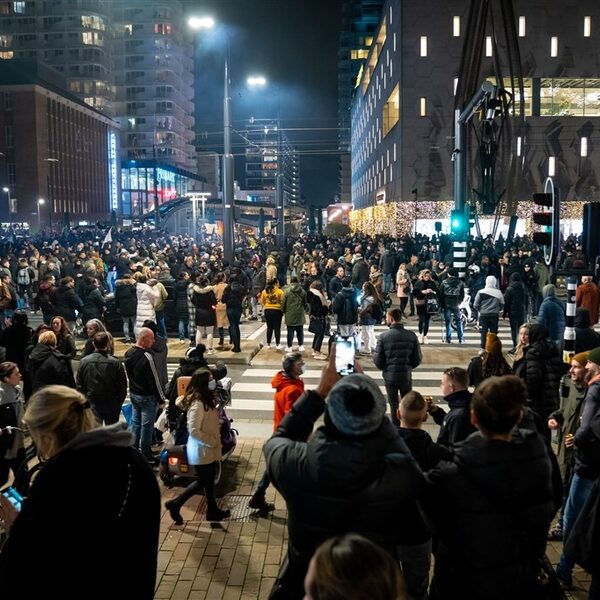 Helft van 51 aanhoudingen na Rotterdamse rellen is minderjarig